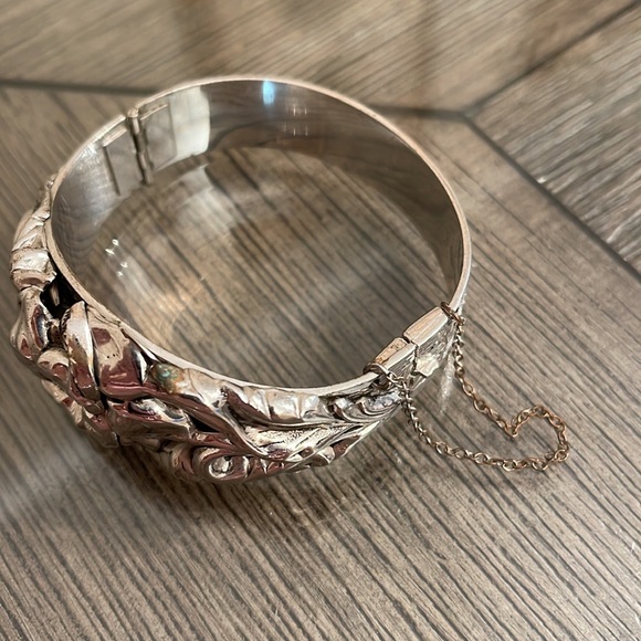 Antique Victorian Silver Plate Flower Repousse Bracelet Hinged Bangle - Picture 4 of 16